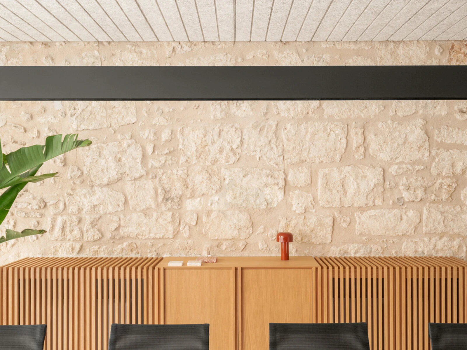 Interior design mediterraneo in pietra di Custonaci e legno — Studio Didea, architetti a Palermo