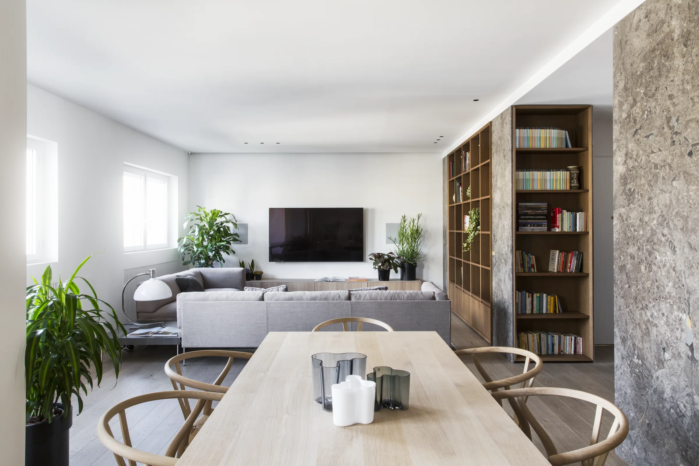 Casa #A326 a Palermo: open space con porta scorrevole in vetro fumé e parquet in rovere