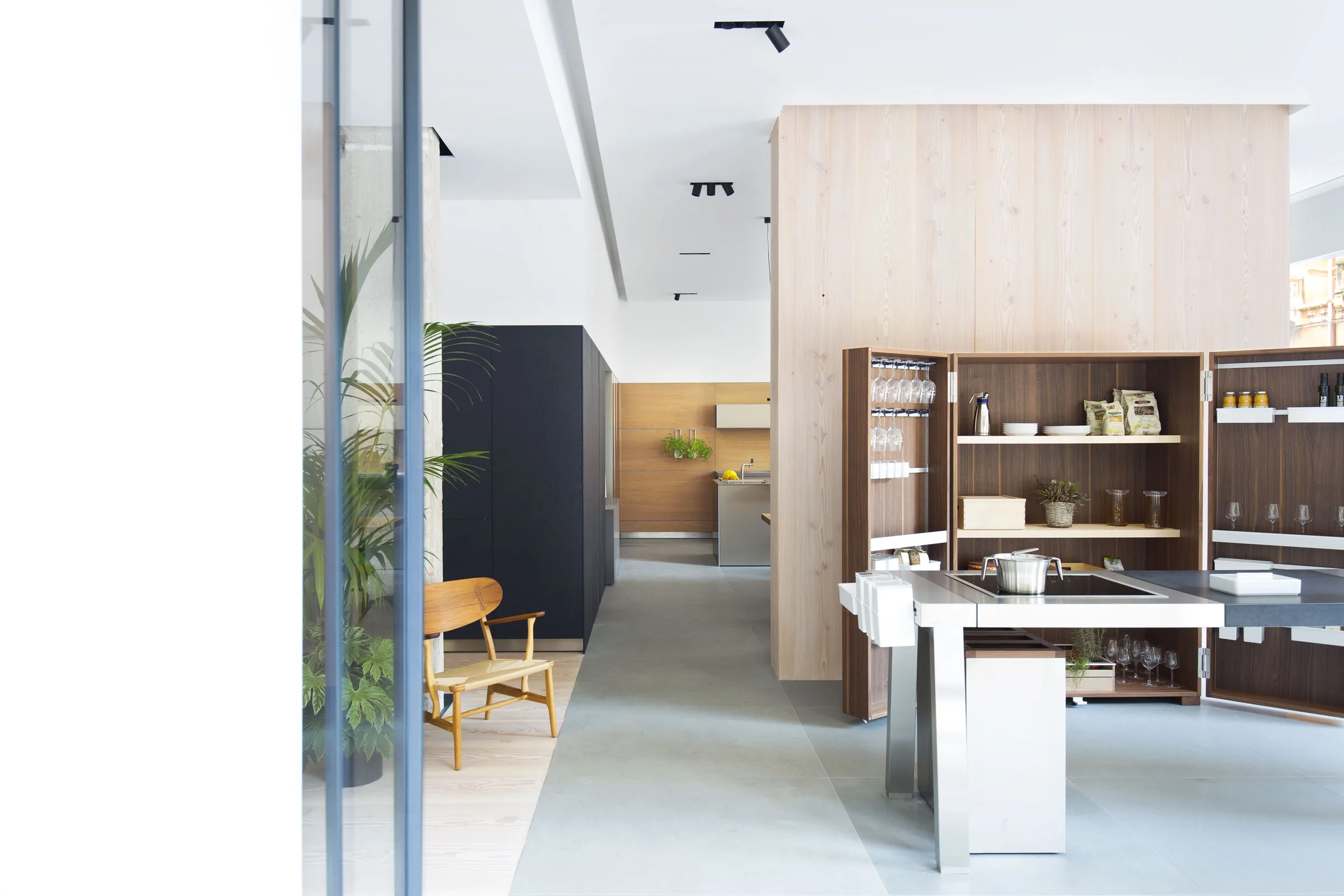 Showroom bulthaup a Palermo: le isole cucina come in un living, luce calda