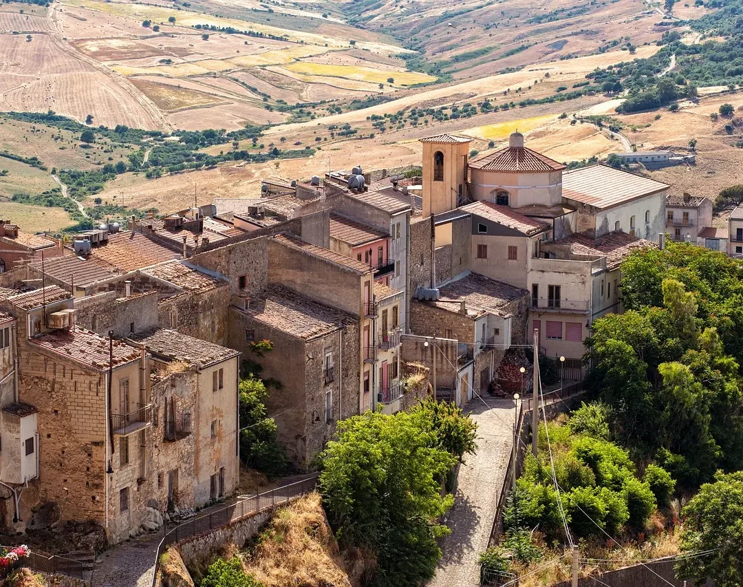 Casa isolana con intonaco a calce e loggia in ombra sul mare