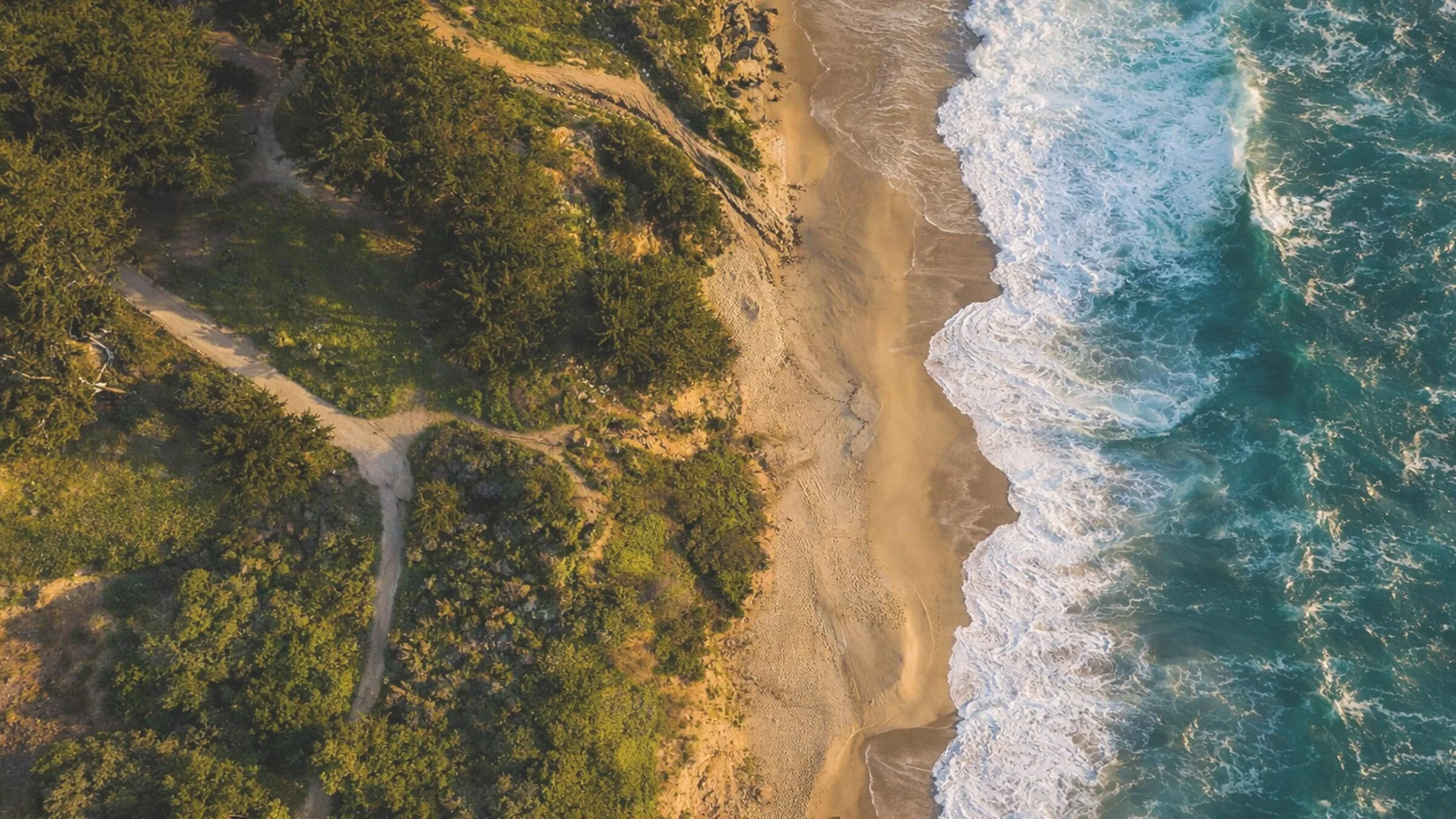 Costa siciliana vista dall'alto, spiaggia e mare — investire in Sicilia con Studio Didea