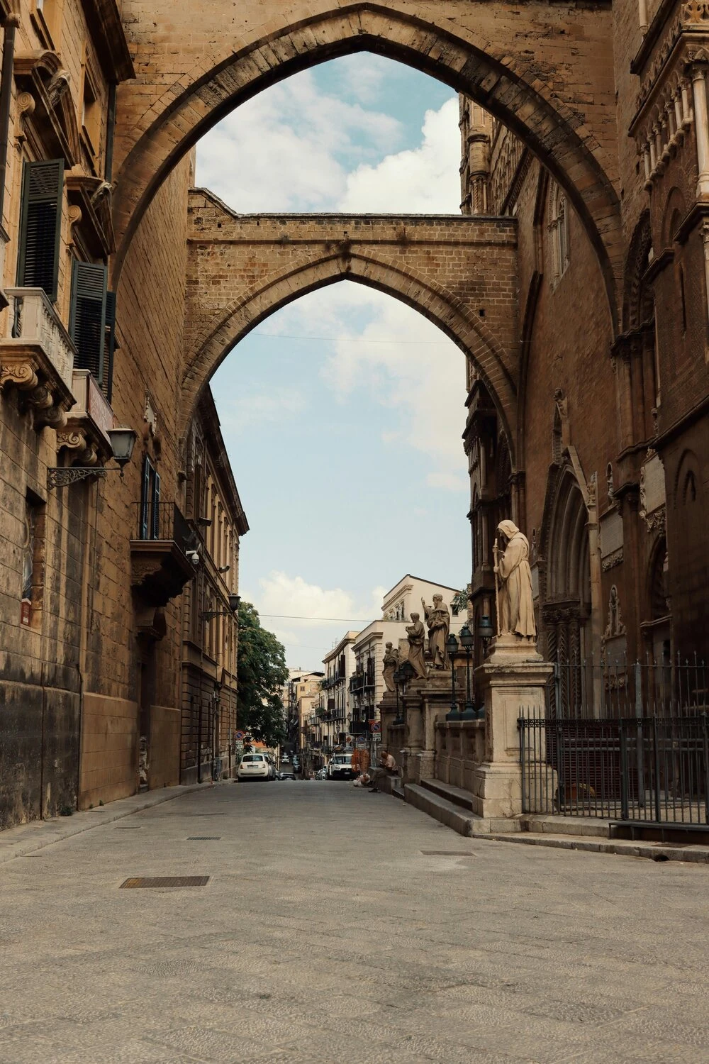 Via storica di Palermo verso una porta monumentale — metodo Studio Didea per investitori