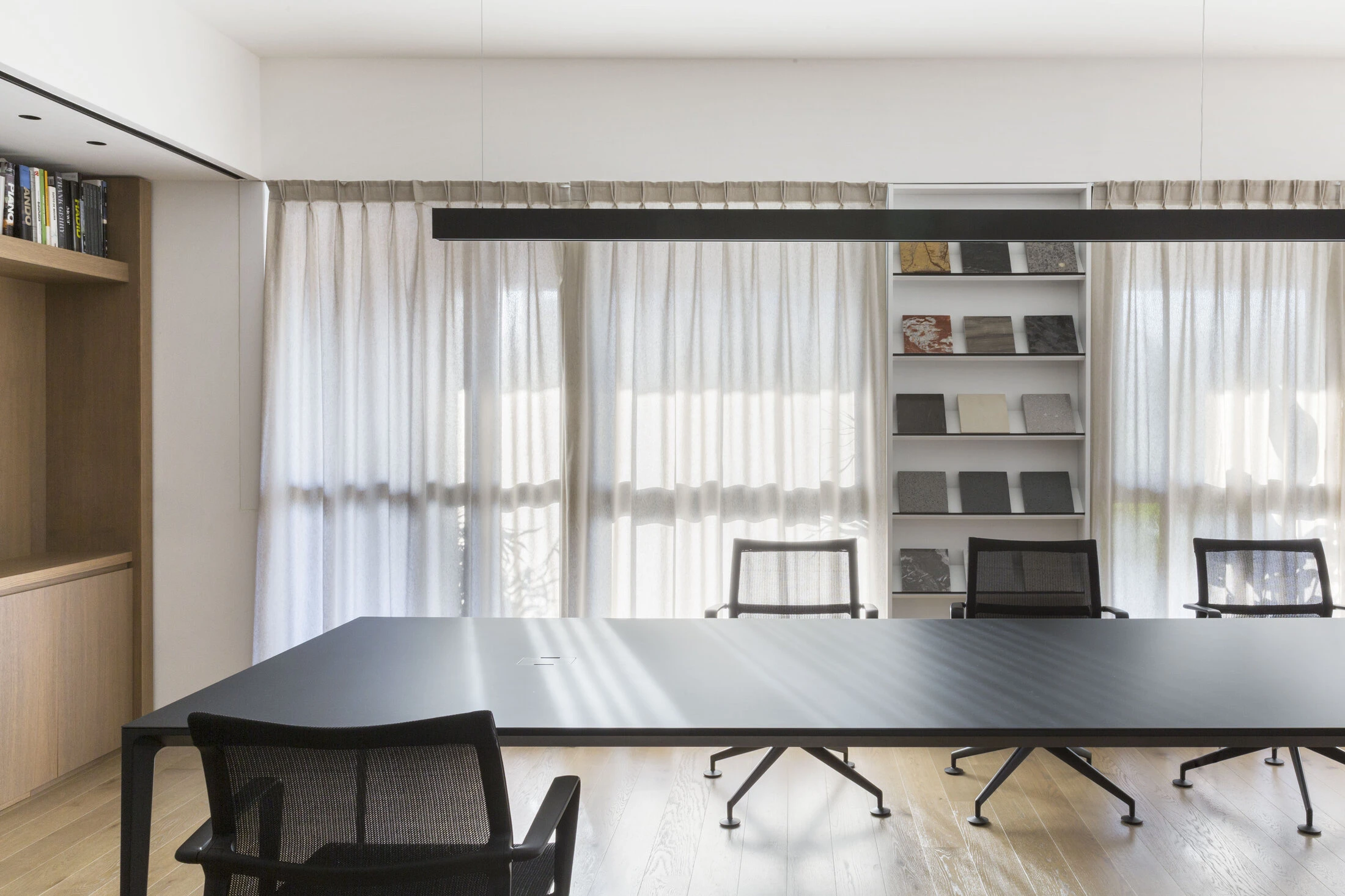 Sala riunioni dello Studio Didea con campioni di materiali — Progetti