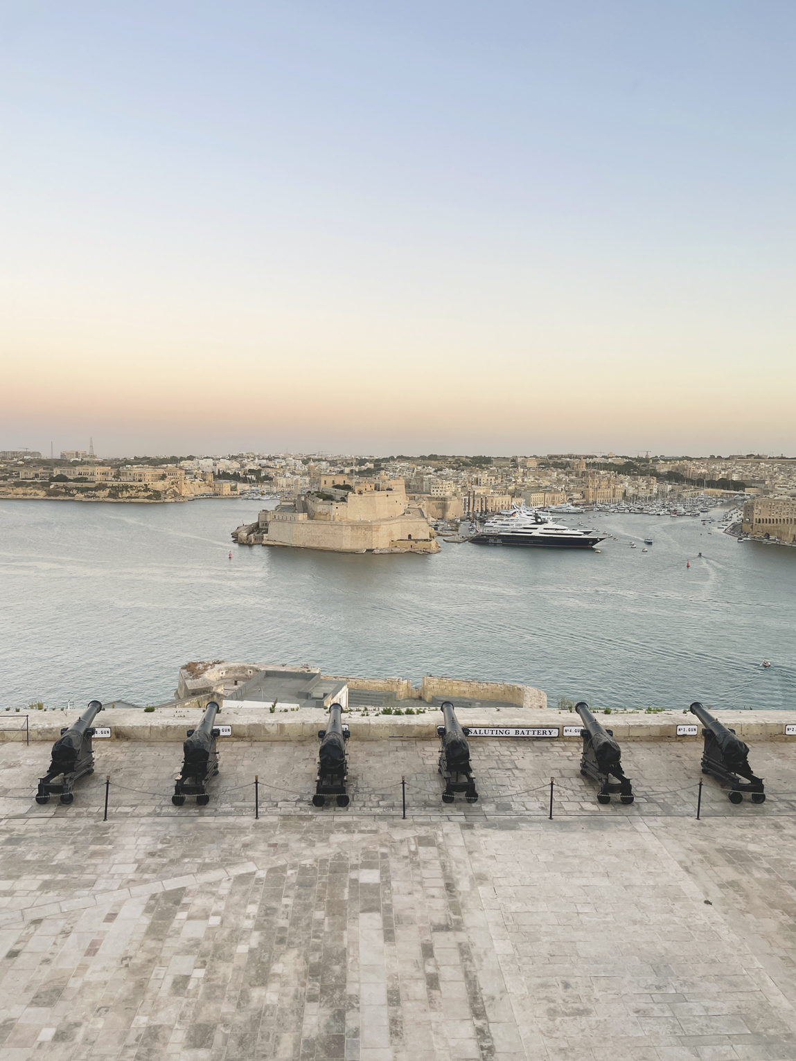 Scopri i servizi di architettura di Emanuela Di Gaetano, specializzato in progettazione e ristrutturazione di lusso in Sicilia. Con un occhio attento al design contemporaneo, Giuseppe De Lisi trasforma spazi abitativi e commerciali in opere d'arte funzionali.